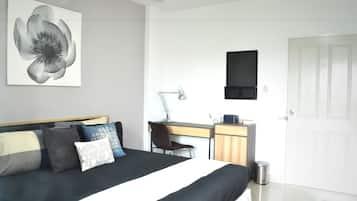 Estudio superior, 1 cama King size | 1 habitación, caja de seguridad en la habitación y escritorio