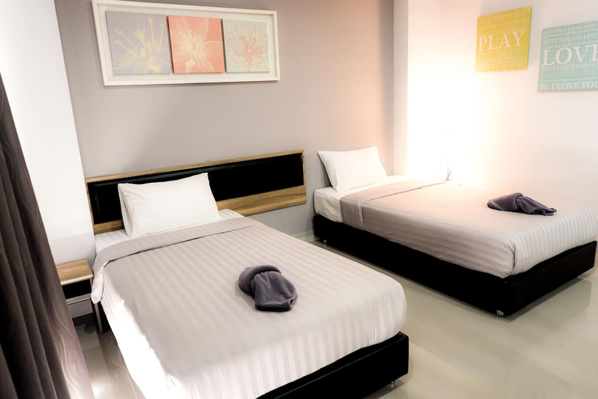 1 Schlafzimmer, Zimmersafe, Schreibtisch, laptopgeeigneter Arbeitsplatz