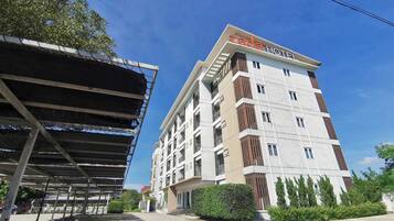 Un hôtel moderne à l’architecture contemporaine, doté de plusieurs étages, de balcons et d’un parking couvert.