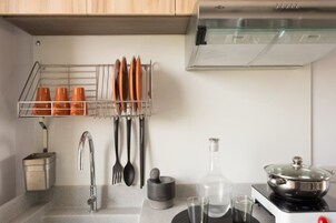 Suite, 2 Bedrooms | Private kitchenette | Fridge