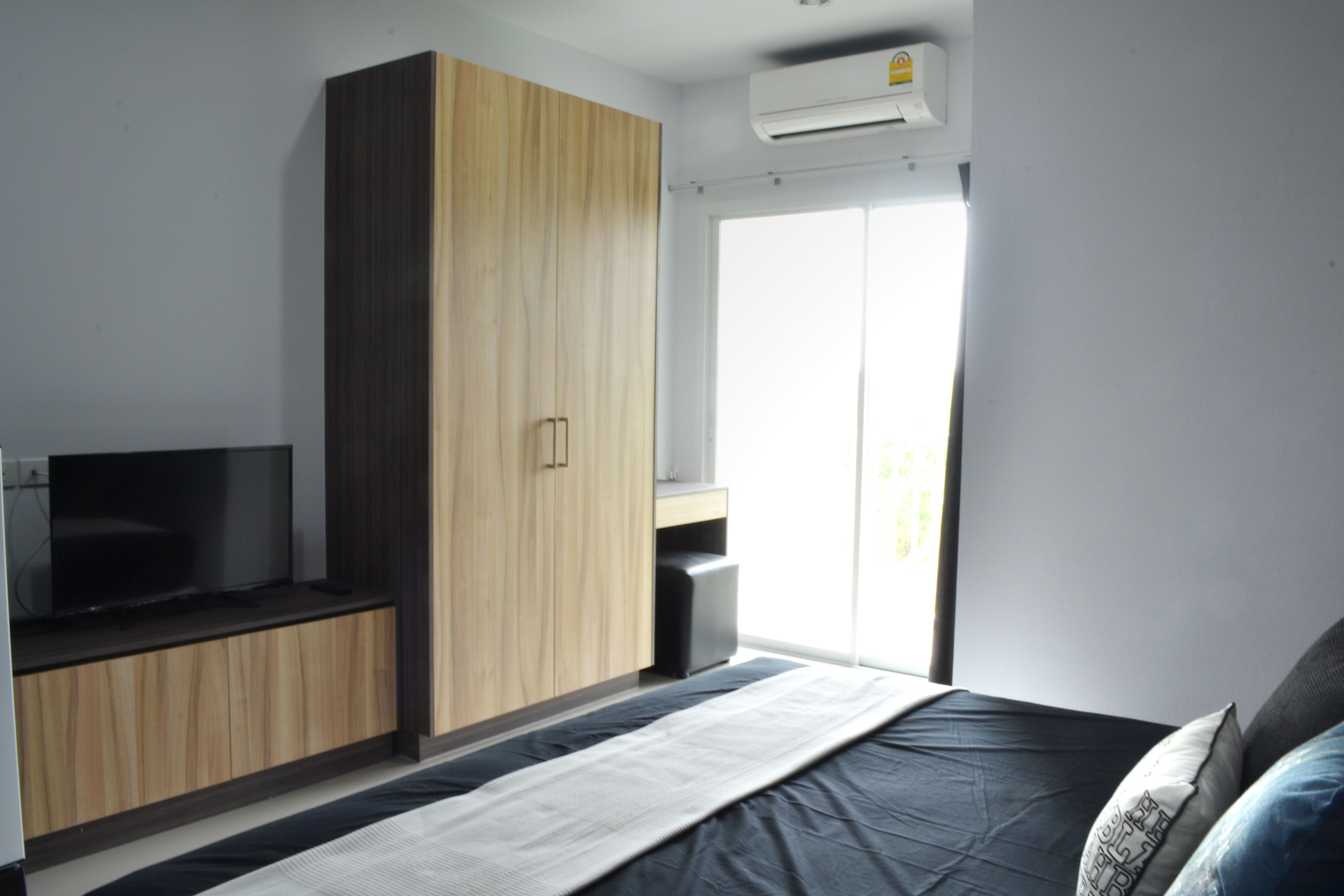 superior studio, 1 king bed | 1 bedroom, in-room safe, desk, laptop workspace