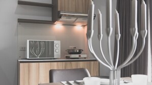 Eine moderne Küche mit Mikrowelle, Herd und Backofen auf einer Holzausziehtafel.
