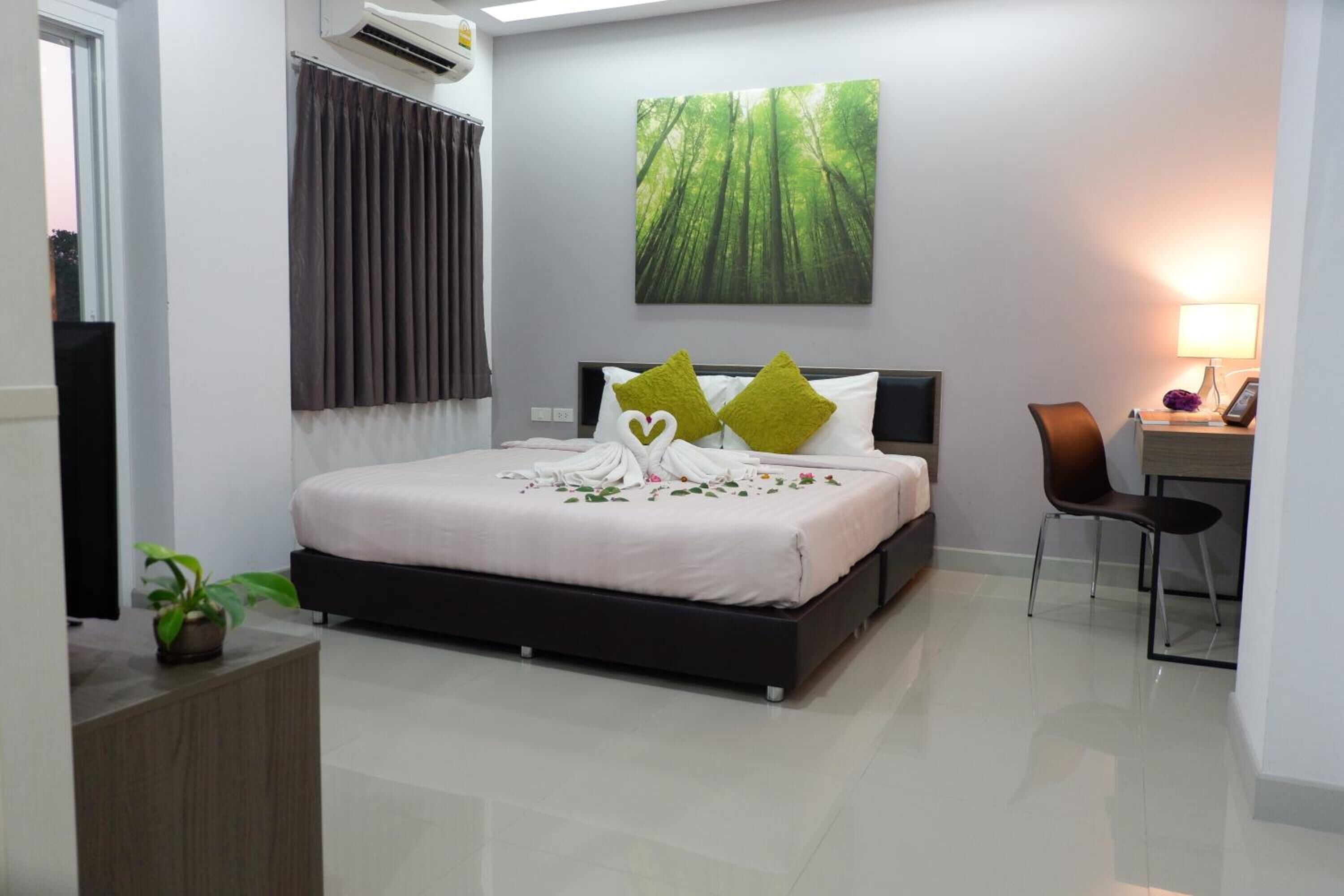 1 bedroom, in-room safe, desk, laptop workspace