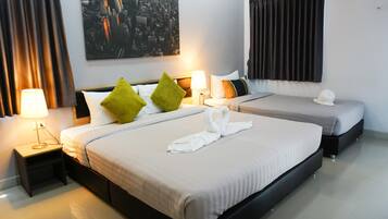 1 habitación, caja de seguridad en la habitación y escritorio