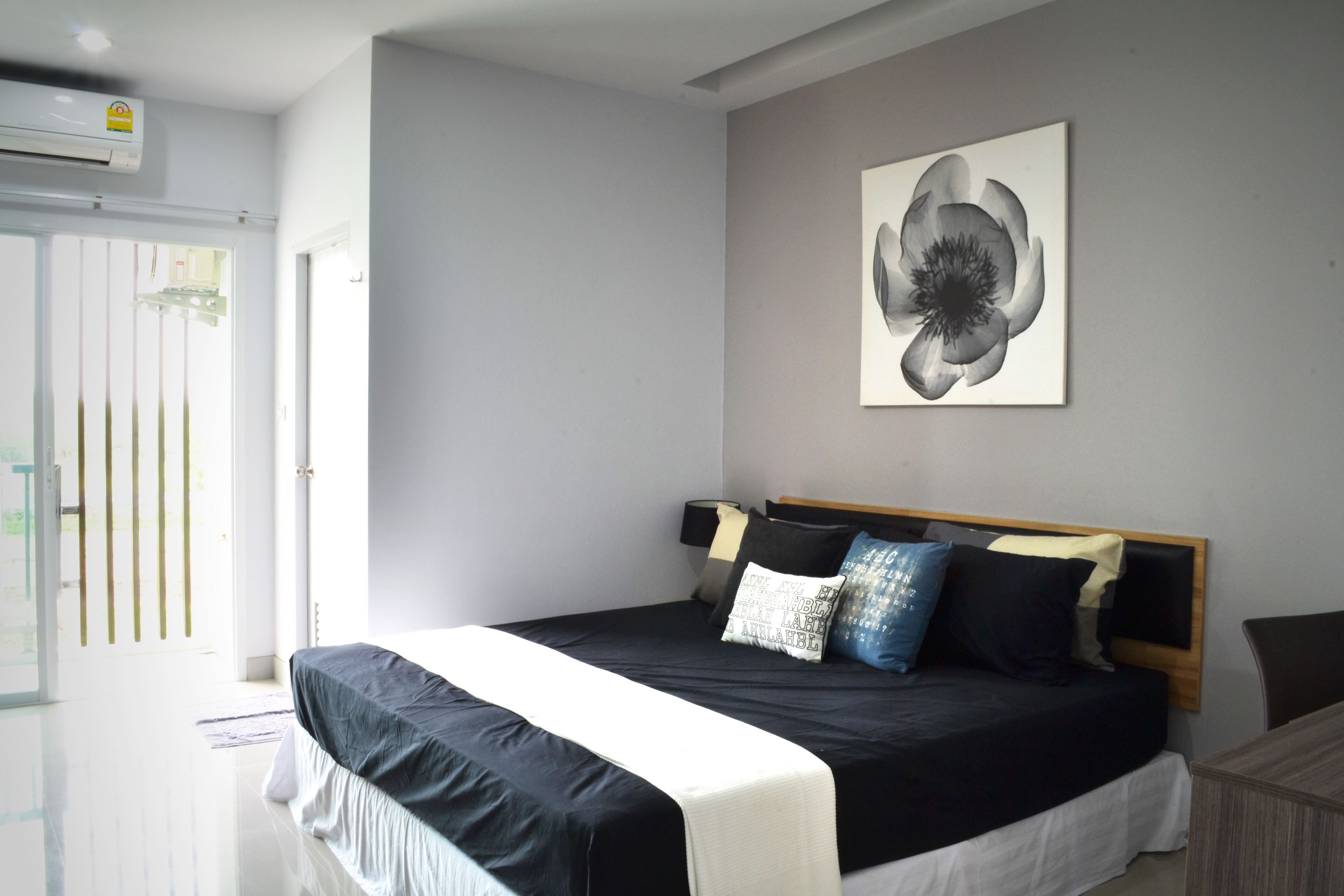 superior studio, 1 king bed | 1 bedroom, in-room safe, desk, laptop workspace
