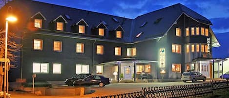 Voorkant accommodatie - avond/nacht