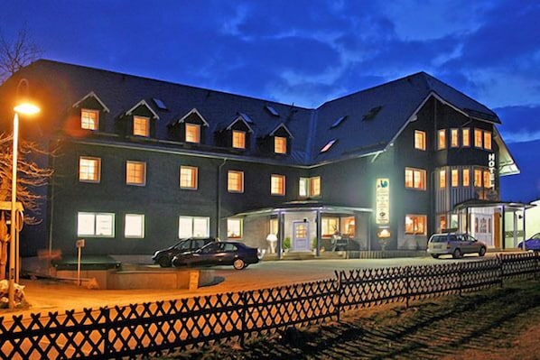 Front of property - evening/night - Kurhotel Auerhahn (Masserberg)