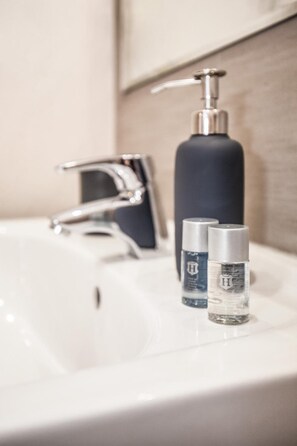 Dusj, toalettartikler (inkludert), hårføner og håndklær