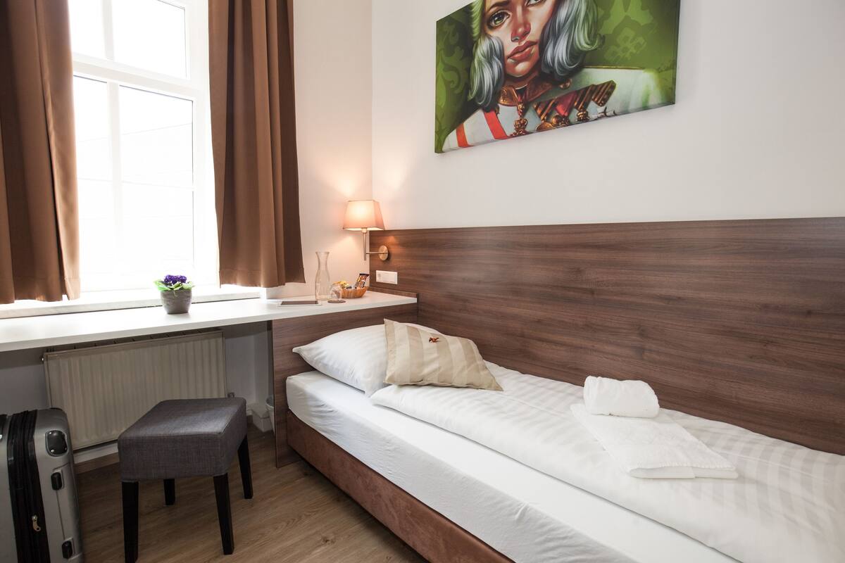 Chambre Simple | Bureau, fer et planche à repasser, Wi-Fi gratuit, draps fournis