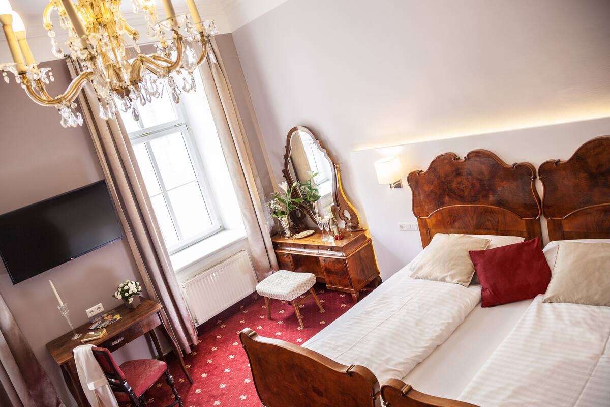 Chambre Double Supérieure | Bureau, fer et planche à repasser, Wi-Fi gratuit, draps fournis