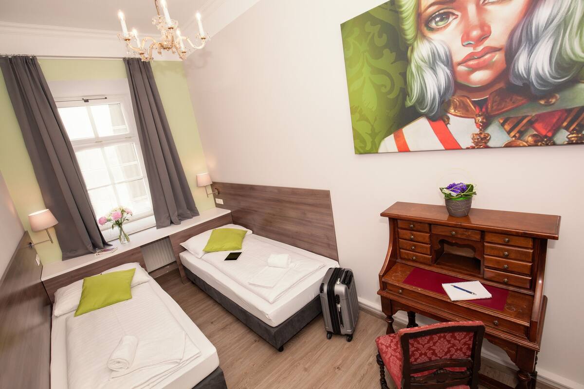 Chambre avec lits jumeaux | Bureau, fer et planche à repasser, Wi-Fi gratuit, draps fournis