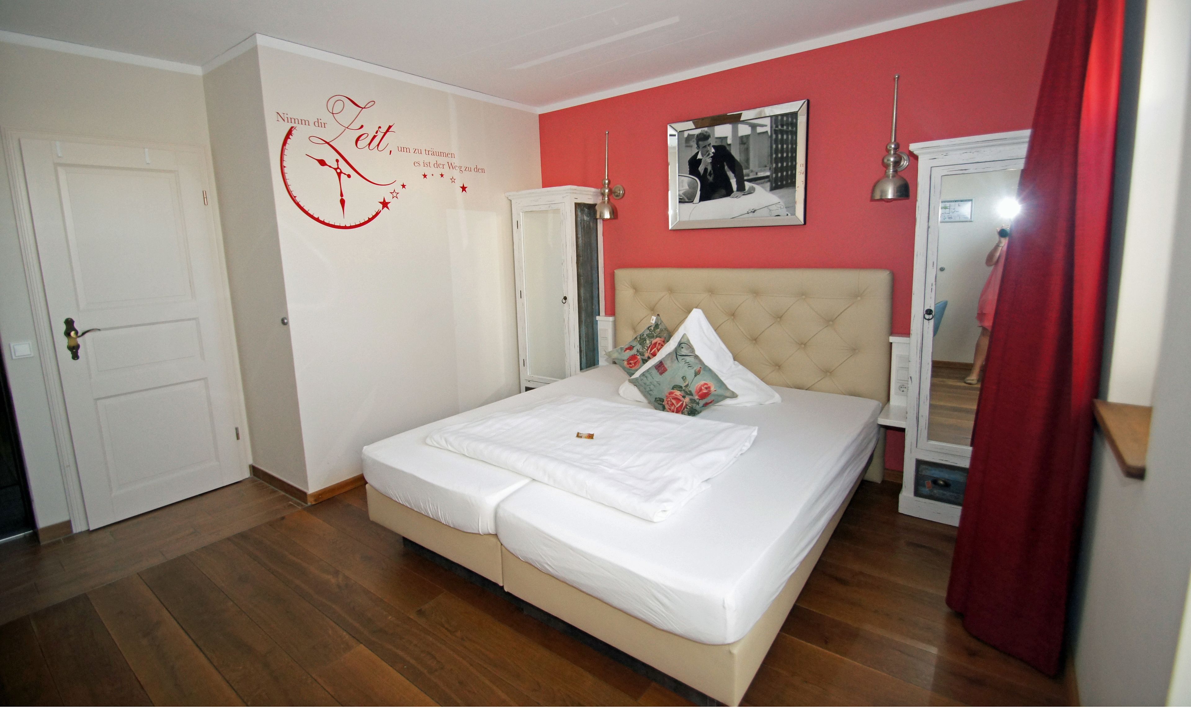 Ropa de cama hipoalergénica, colchones con pillow-top y escritorio 