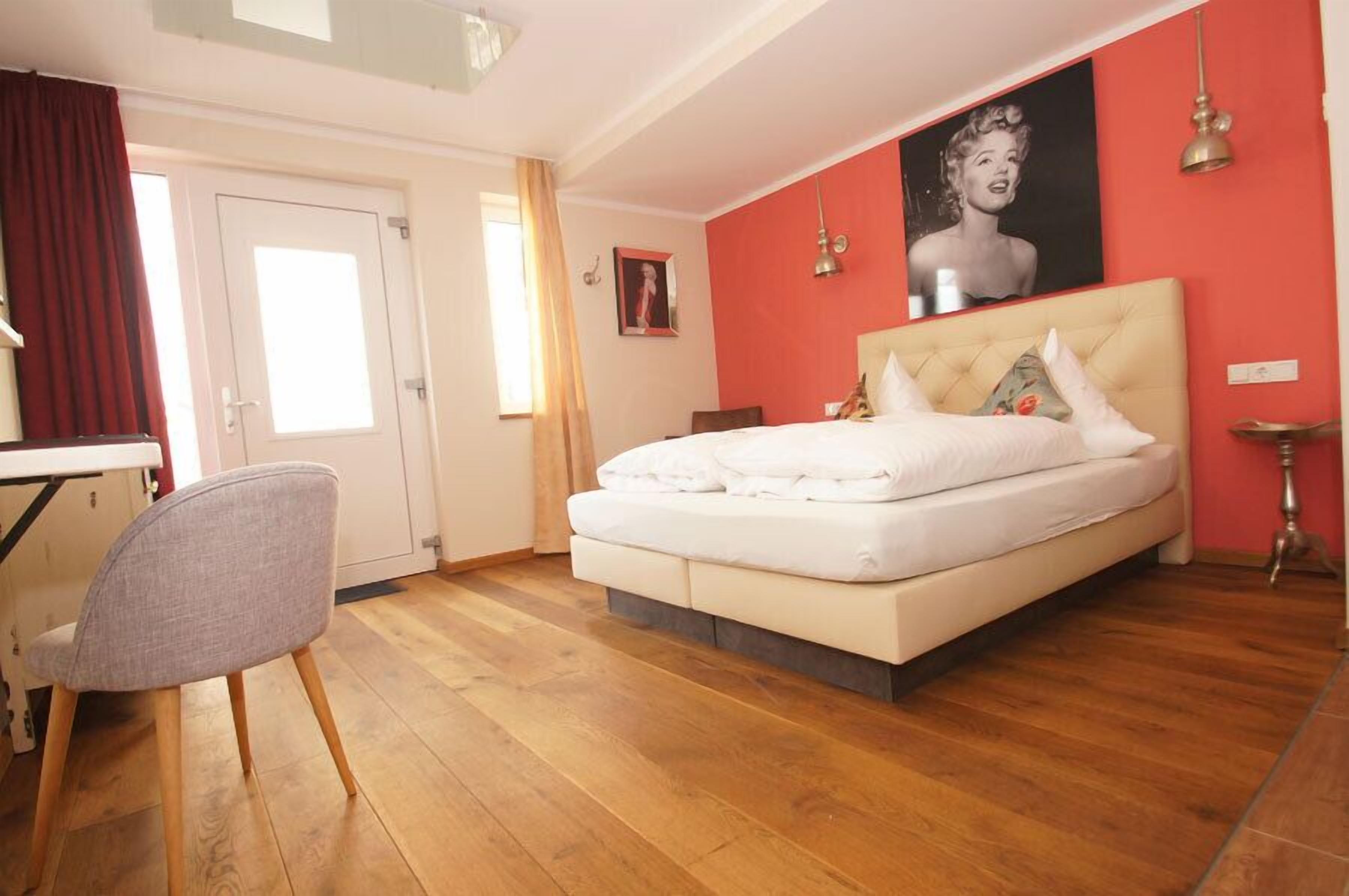 Chambre Double Standard | Literie hypoallergénique, surmatelas, décoration personnalisée, bureau