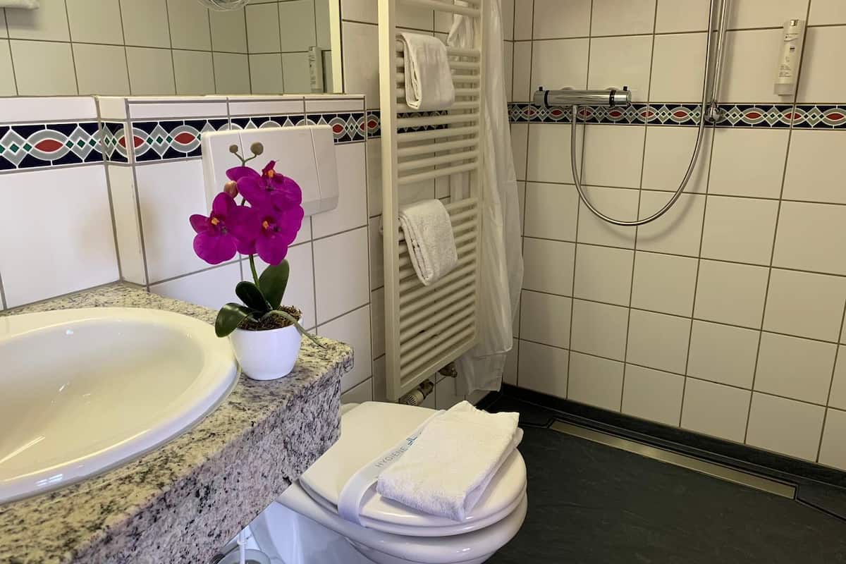 standard single room | bathroom | shower, free toiletries, hair dryer, towels