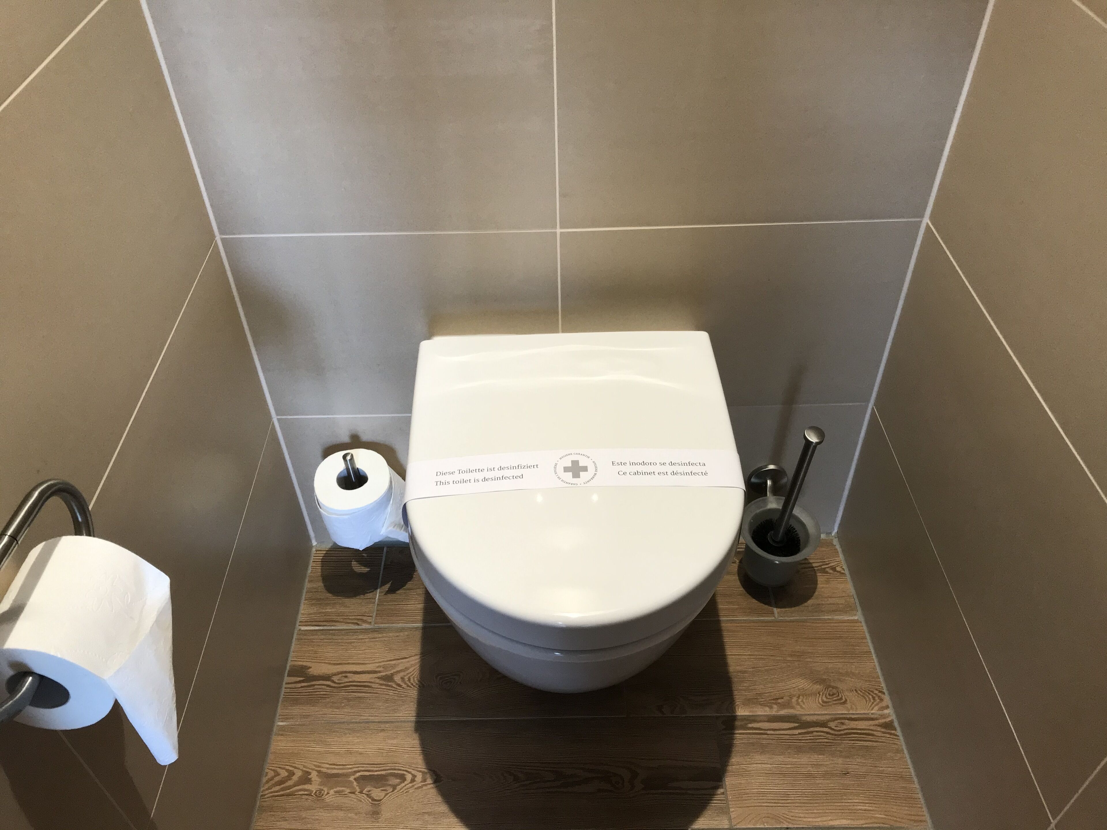standard double room | bathroom amenities | shower, free toiletries, hair dryer, towels