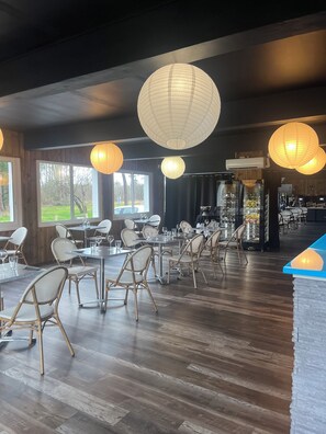 Se sirven desayunos, comidas, cenas y cocina francesa 