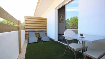 Chambre Triple Confort Terrasse | Terrace/patio