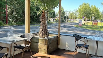 Café da manhã, almoço e jantar; culinária francesa