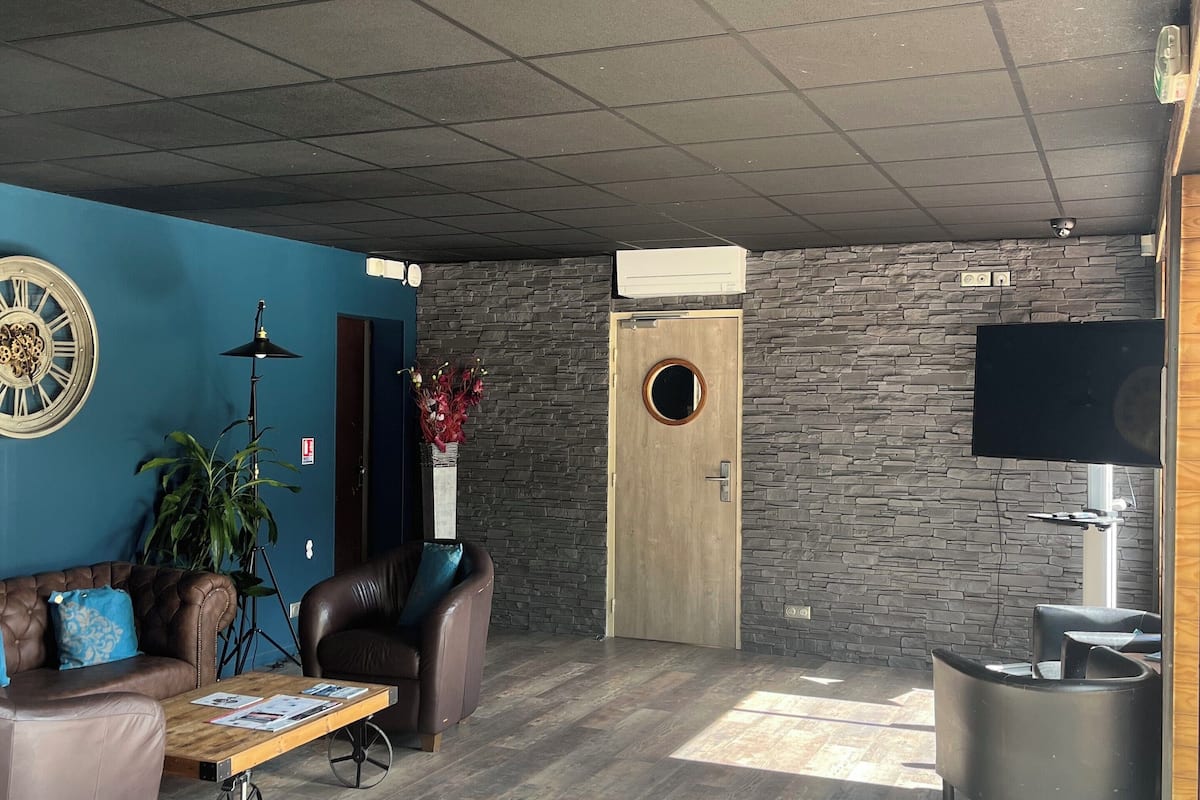 breakfast, lunch, dinner served; french cuisine