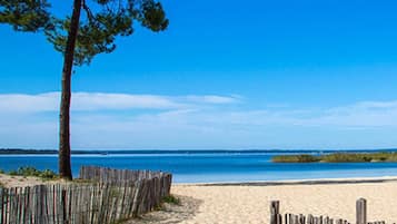 Am Strand, weißer Sandstrand, Angeln