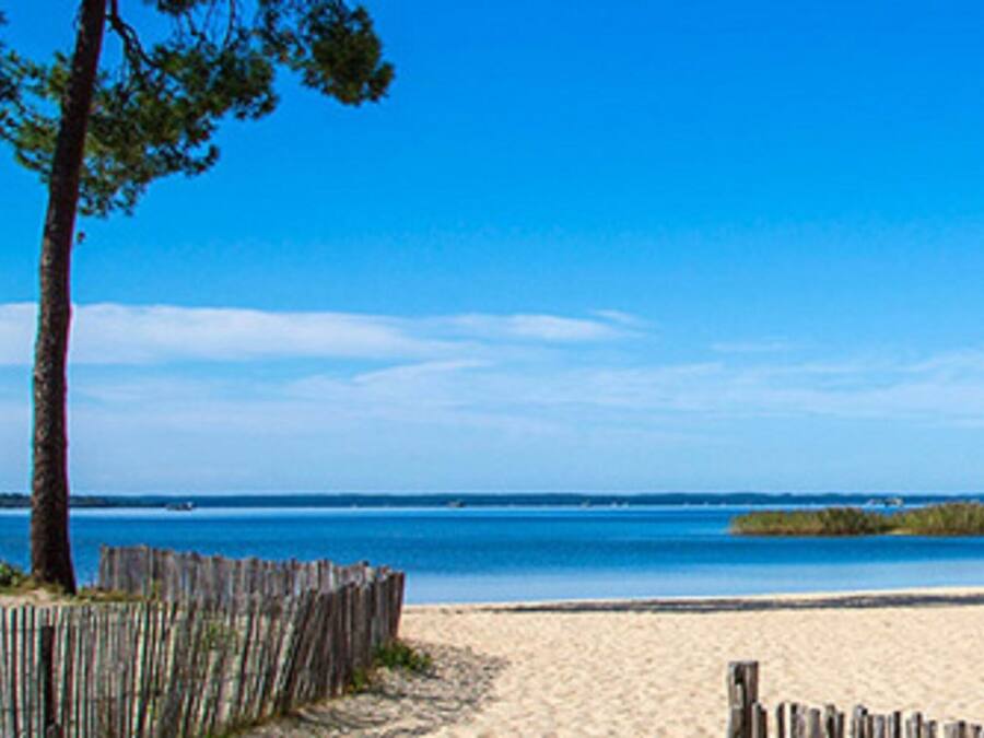 Na praia, areia branca, prática de pesca