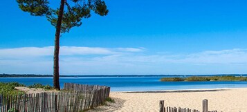 Na praia, areia branca, prática de pesca 