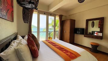 In-room safe, desk, bed sheets