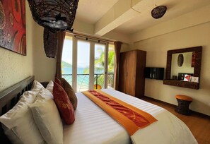 Suite – honeymoon | Safe på rommet, skrivebord og sengetøy