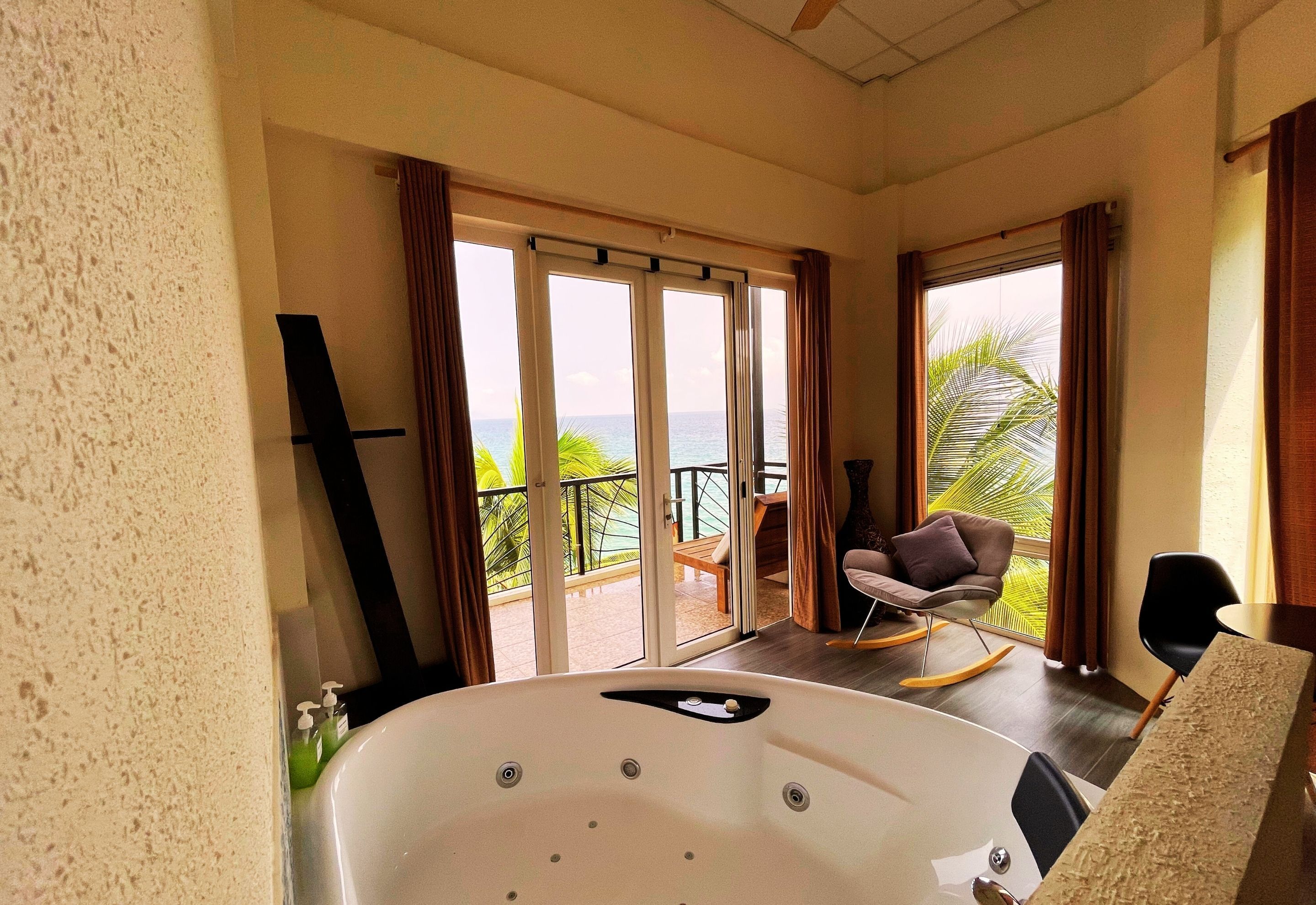 Penthouse Suite | In-room safe, desk, bed sheets