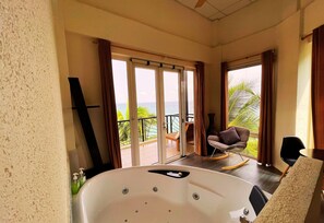 Premium penthouse | Een kluis op de kamer, een bureau, beddengoed