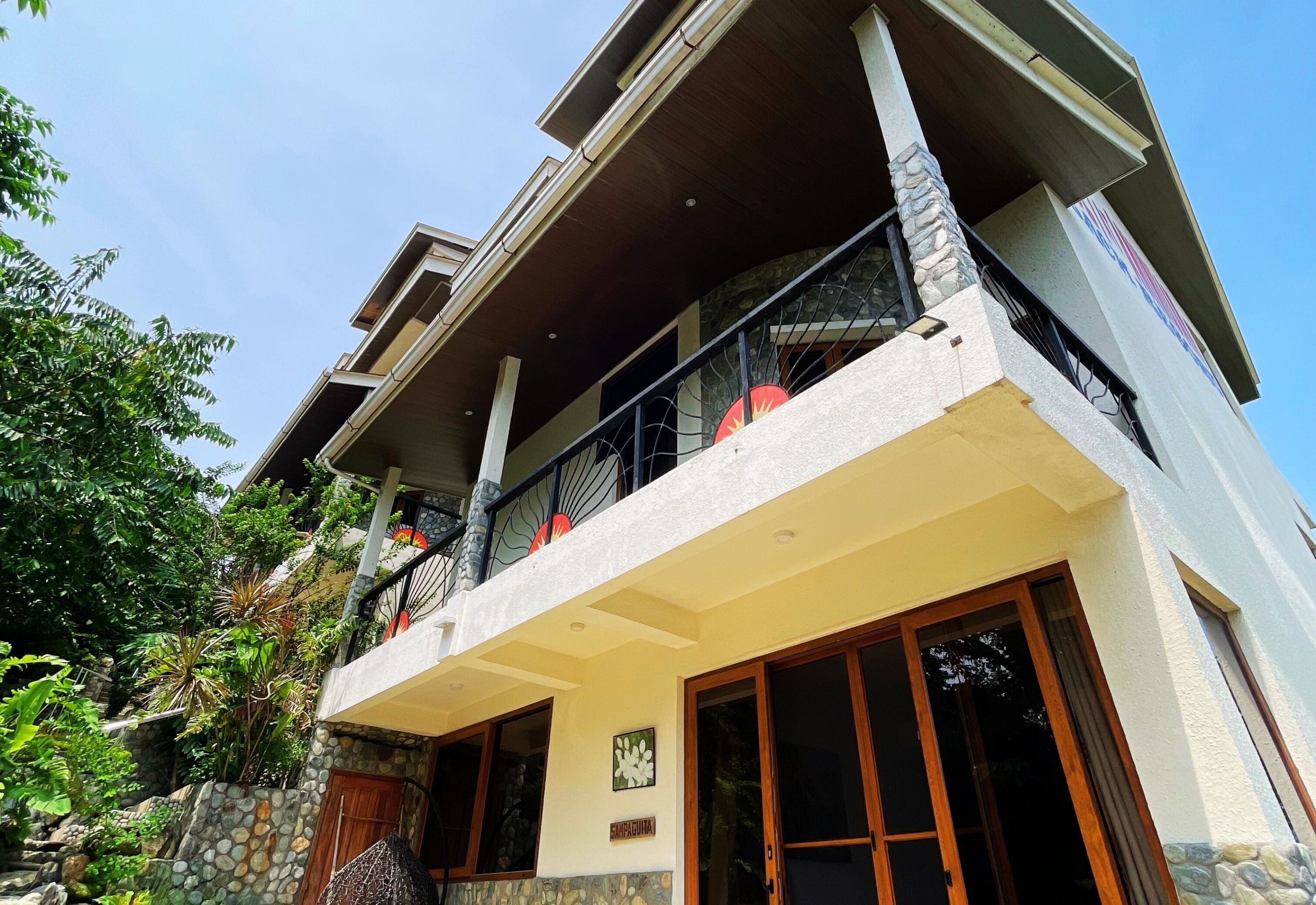 In-room safe, desk, bed sheets