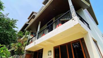 In-room safe, desk, bed sheets