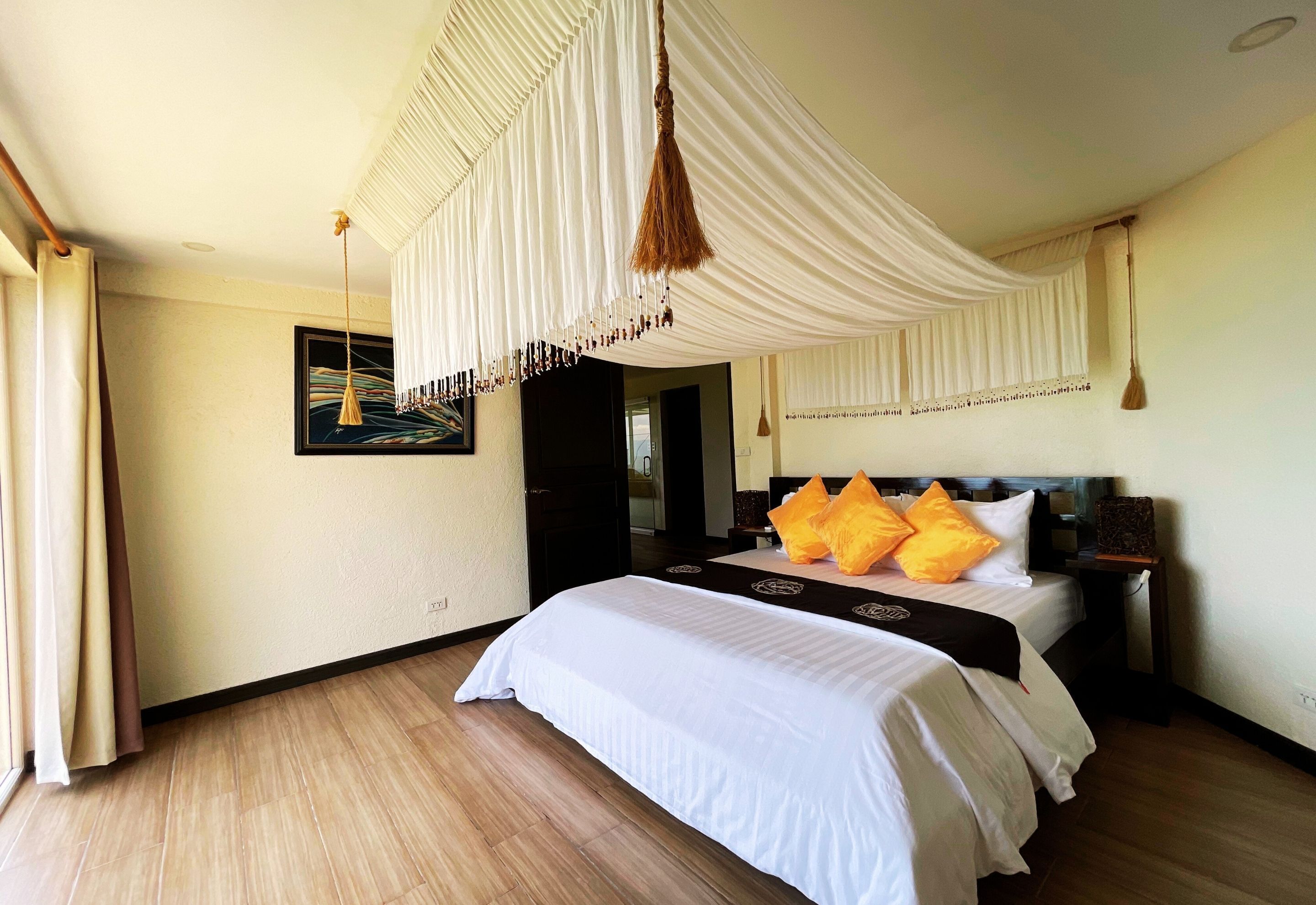 In-room safe, desk, bed sheets