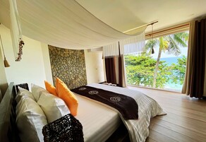 Caja de seguridad en la habitación, escritorio y ropa de cama 