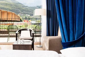 Caja de seguridad en la habitación, escritorio y insonorización 