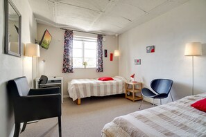 Individuell inredning, skrivbord, arbetsyta för laptop och ljudisolering