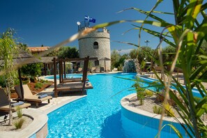 Outdoor pool, pool umbrellas, sun loungers - Villa Elia (Lefkada)