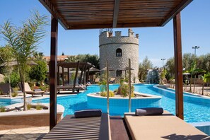 Outdoor pool, pool umbrellas, sun loungers - Villa Elia (Lefkada)