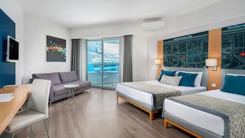 Minibar, meja kerja, Wi-Fi (biaya tambahan), dan seprai linen