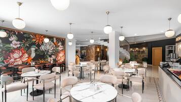 2 restauranter; serverer morgenmad, frokost og italienske retter