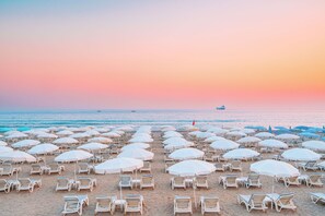 Cabines gratuites, chaises longues, parasols, serviettes de plage