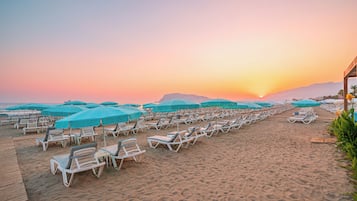 Barracas de praia de cortesia, espreguiçadeiras, guarda-sóis