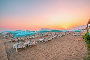 Camas de playa gratis, sillas reclinables de playa, sombrillas