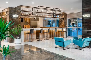 4 bars/lounges