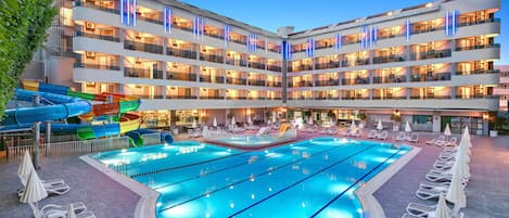 2 utendørsbassenger, bassengparasoller og solsenger