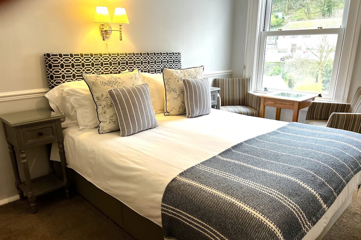 Tweepersoonskamer, en-suite badkamer (Room 2, 2nd Floor, Front Large) | Luxe beddengoed, een bureau, een strijkplank/strijkijzer, gratis wifi