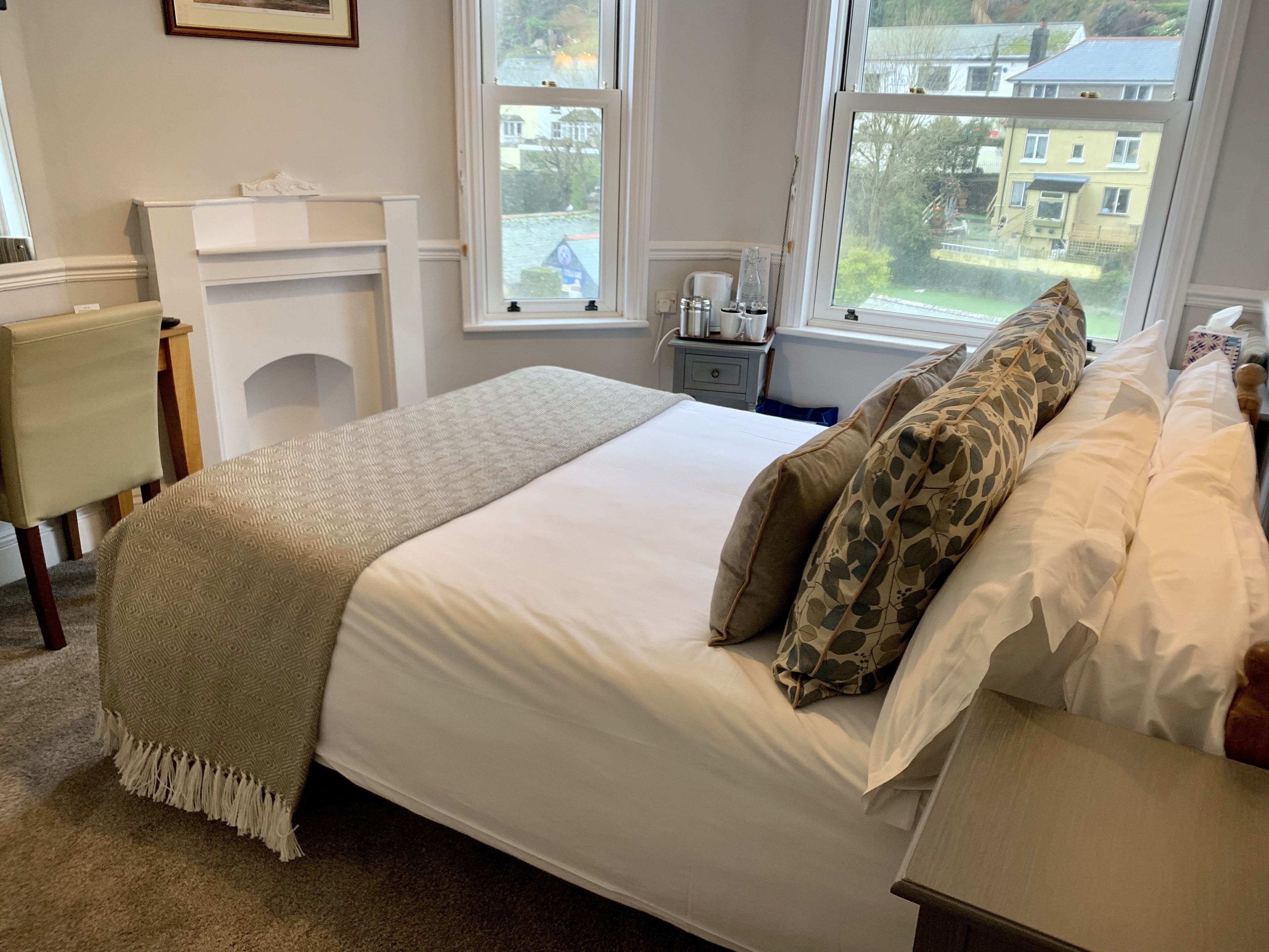 Premium bedding, desk, iron/ironing board, free WiFi