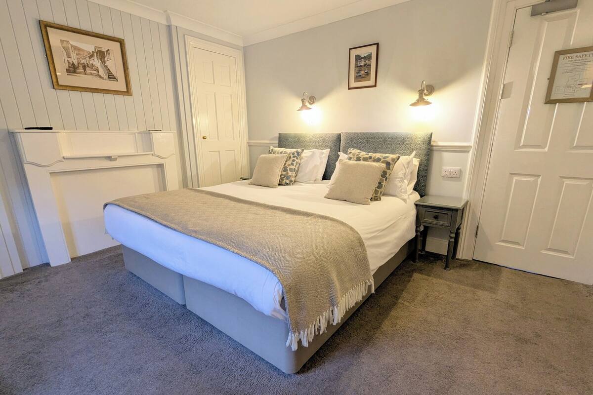 Doppel- oder Zweibettzimmer, mit Bad (Room 7, 1st Floor, Front)