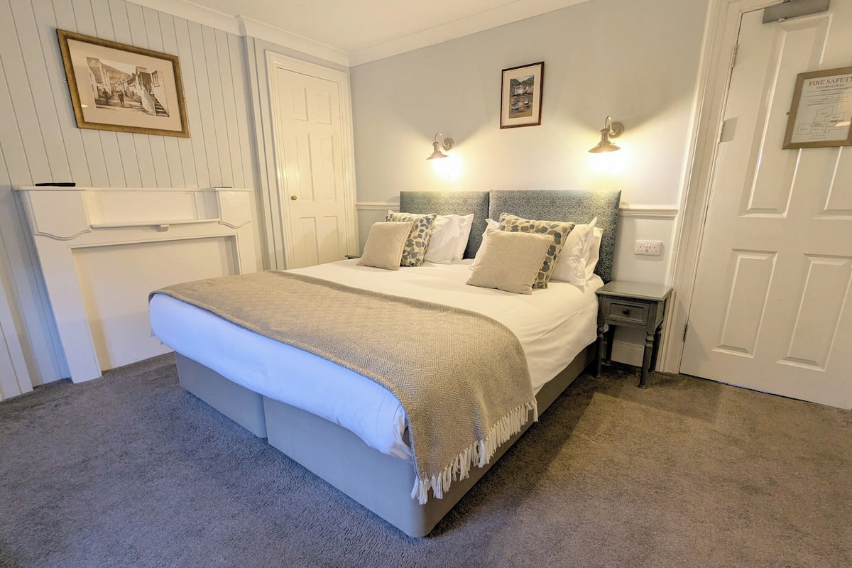 Kamer, 1 twee- of 2 eenpersoonsbedden, en-suite badkamer (Room 7, 1st Floor, Front) | Luxe beddengoed, een bureau, een strijkplank/strijkijzer, gratis wifi