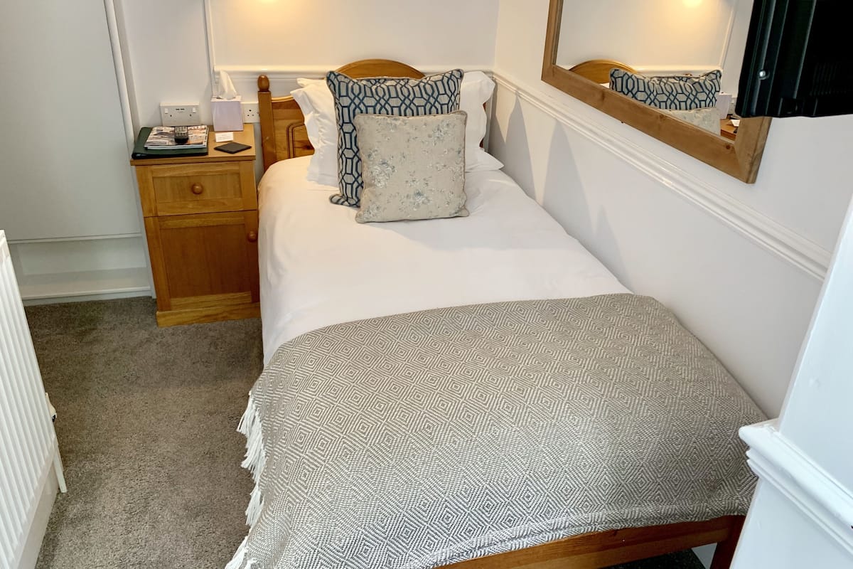 Eenpersoonskamer, 1 eenpersoonsbed, en-suite badkamer (Room 5, 2nd Floor, Rear Small) | Luxe beddengoed, een bureau, een strijkplank/strijkijzer, gratis wifi